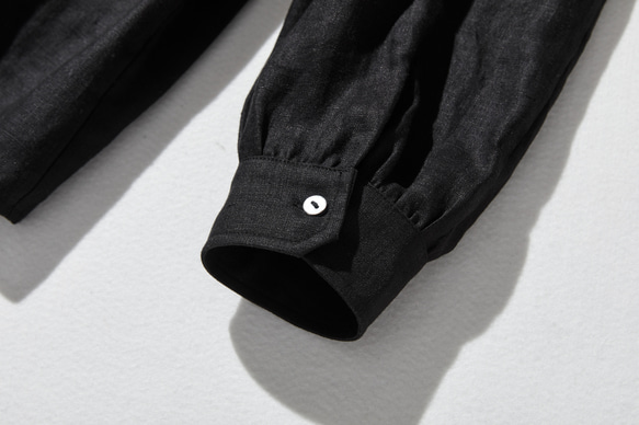 洗練された印象を叶える　大人のきれいめシャツブラウス 長袖ブラウス　リネン100％　ブラック　250920-2 6枚目の画像