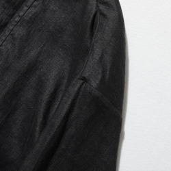 洗練された印象を叶える　大人のきれいめシャツブラウス 長袖ブラウス　リネン100％　ブラック　250920-2 4枚目の画像