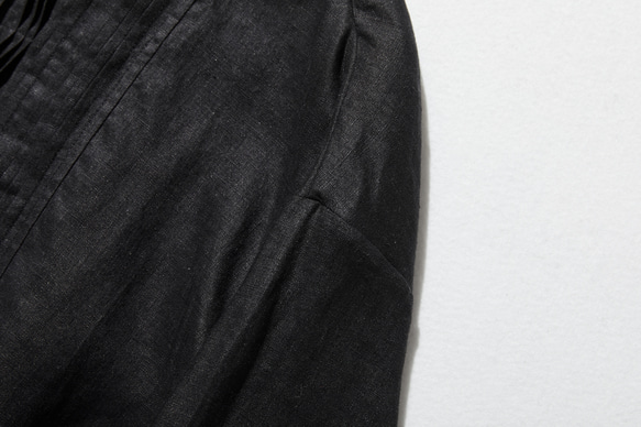 洗練された印象を叶える　大人のきれいめシャツブラウス 長袖ブラウス　リネン100％　ブラック　250920-2 4枚目の画像