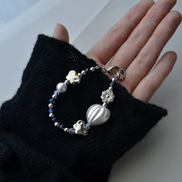 スマホストラップ『銀の花と青のクリスタル』ミニストラップ　キーホルダー　ハンドストラップ 2枚目の画像