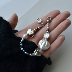 スマホストラップ『銀の花と青のクリスタル』ミニストラップ　キーホルダー　ハンドストラップ 3枚目の画像