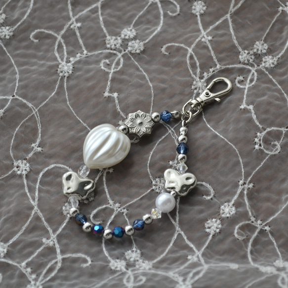 スマホストラップ『銀の花と青のクリスタル』ミニストラップ　キーホルダー　ハンドストラップ 6枚目の画像