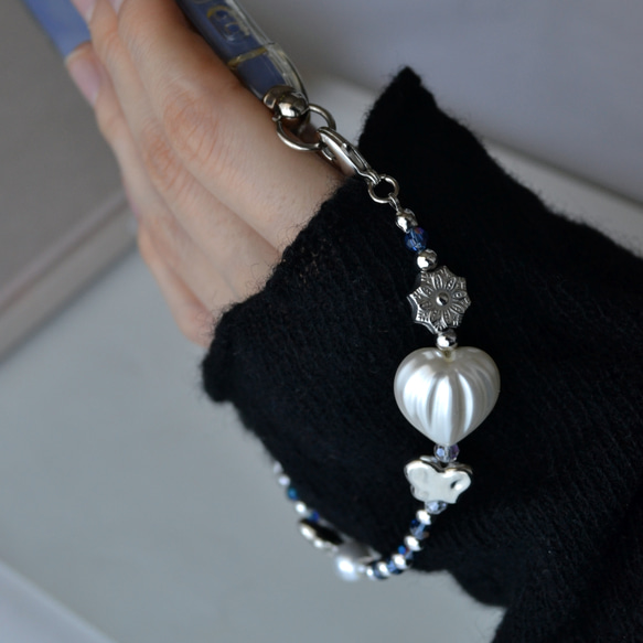 スマホストラップ『銀の花と青のクリスタル』ミニストラップ　キーホルダー　ハンドストラップ 10枚目の画像