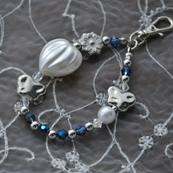 スマホストラップ『銀の花と青のクリスタル』ミニストラップ　キーホルダー　ハンドストラップ 5枚目の画像