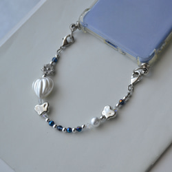 スマホストラップ『銀の花と青のクリスタル』ミニストラップ　キーホルダー　ハンドストラップ 1枚目の画像