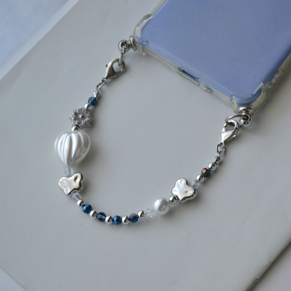 スマホストラップ『銀の花と青のクリスタル』ミニストラップ　キーホルダー　ハンドストラップ 1枚目の画像