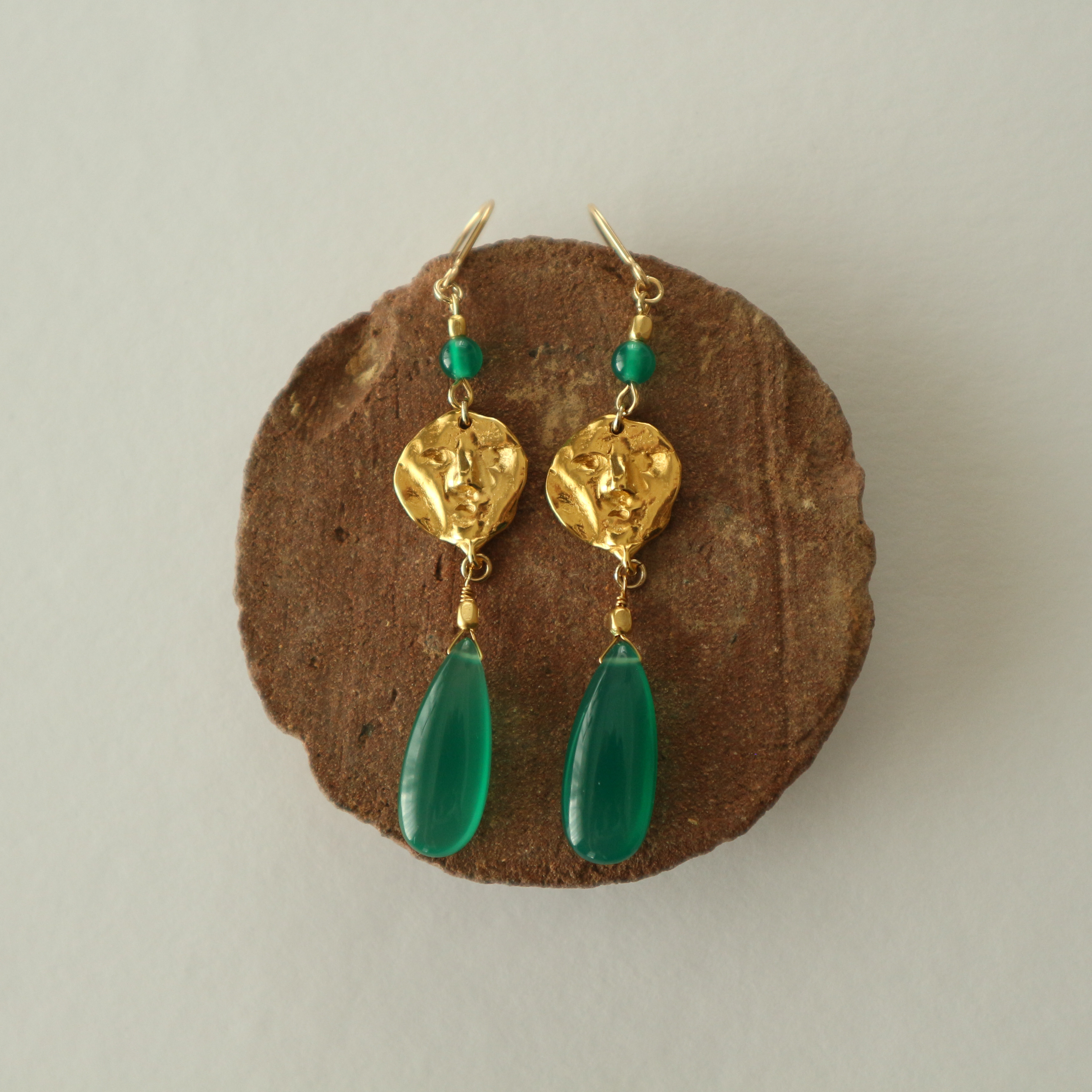 グリーンオニキスの海にうつる満月のピアス（イヤリング）