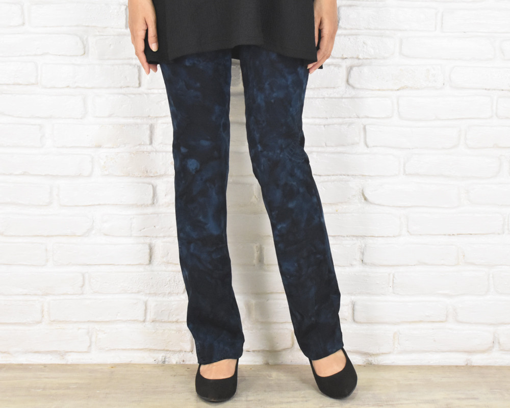 驚きの穿き心地！とってもユニークな手染めのストレートストレッチロングパンツ　ブラックブルー