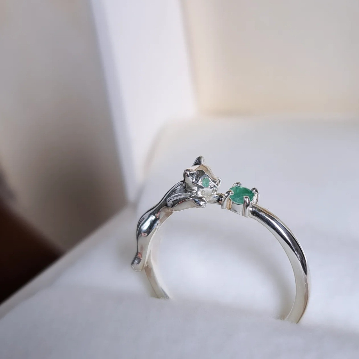 【エメラルドと猫の指輪】猫リング ネコ シルバー猫 猫アクセサリー 京都