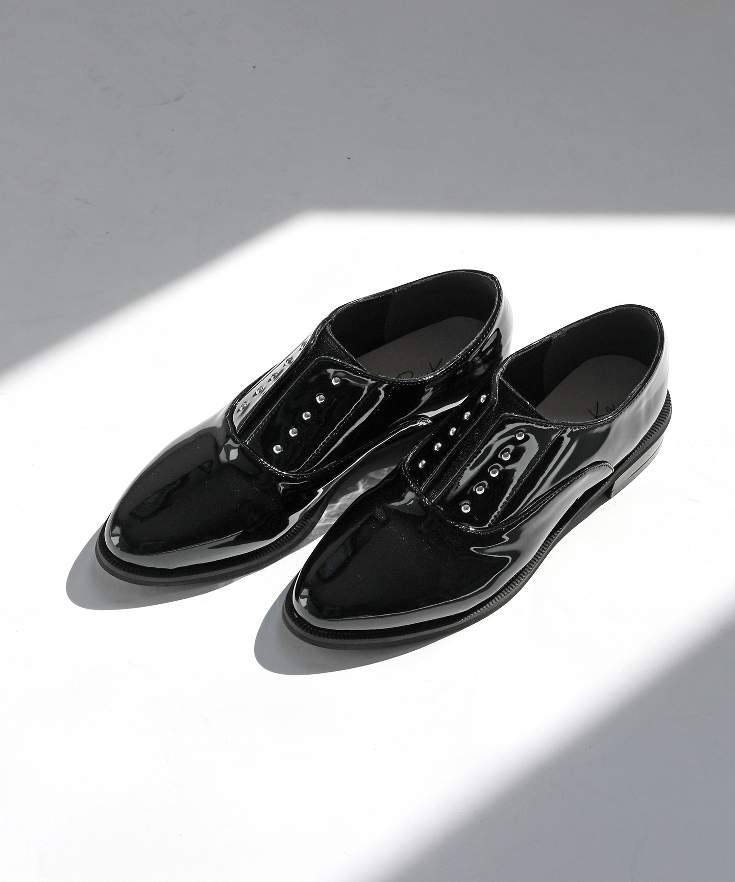 華やかさと歩きやすさを兼ね備えた、大人のマニッシュ♪エナメル調×ゴールドスタッズ 【S/M/L/LL】