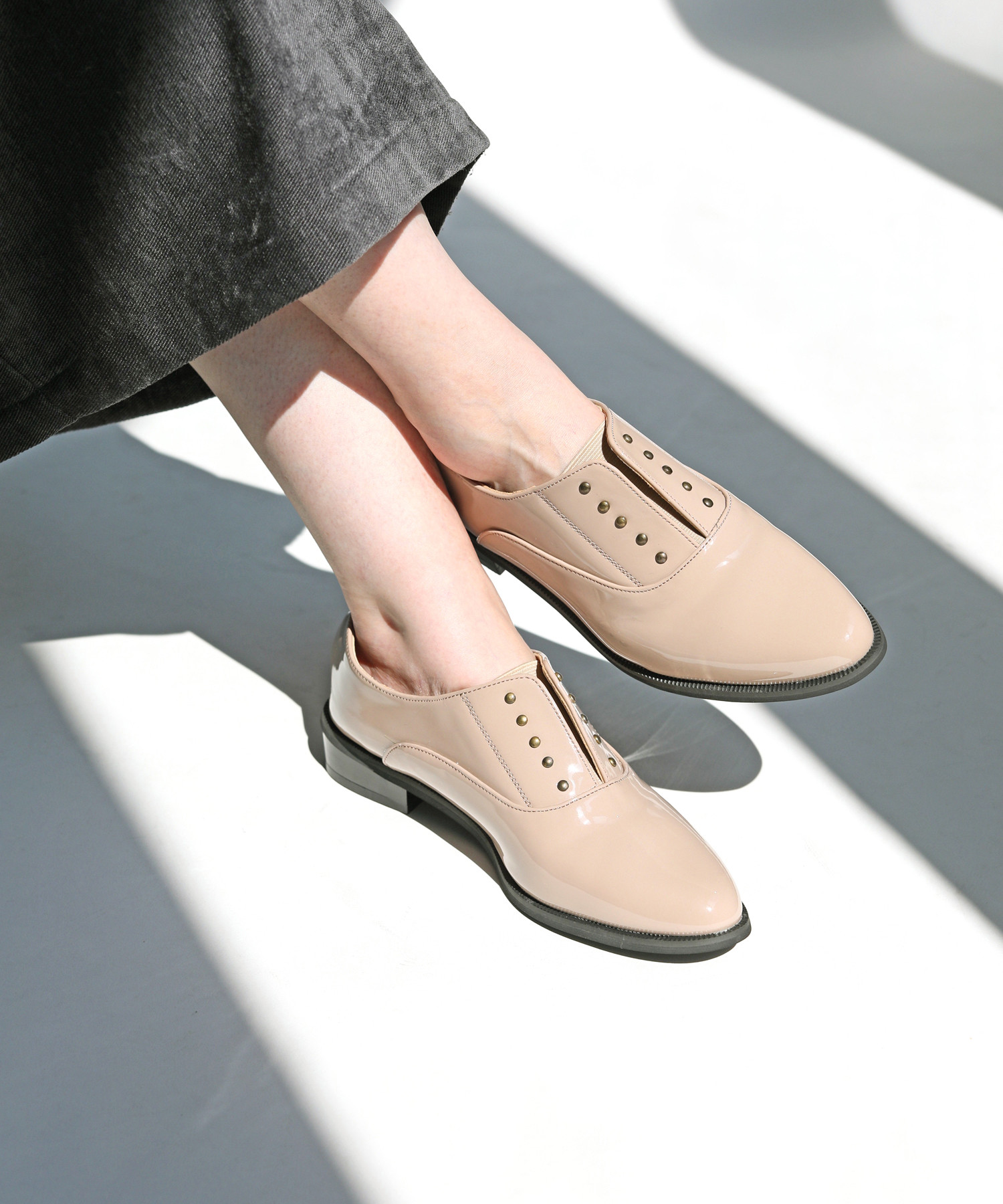 華やかさと歩きやすさを兼ね備えた、大人のマニッシュ♪エナメル調×ゴールドスタッズ 【S/M/L/LL】