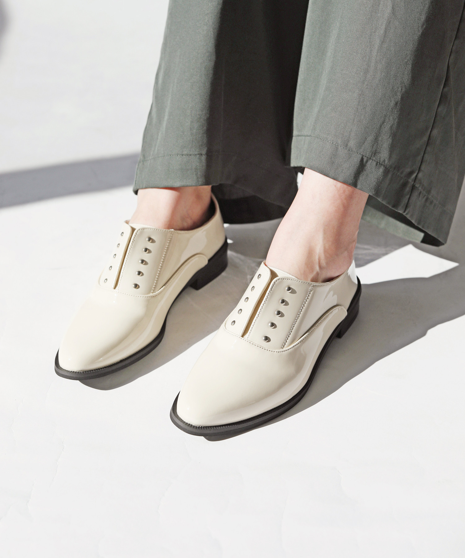 華やかさと歩きやすさを兼ね備えた、大人のマニッシュ♪エナメル調×ゴールドスタッズ 【S/M/L/LL】