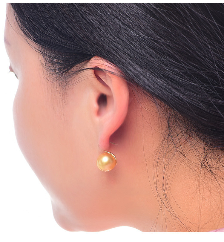 ルミナ 8-14mm 天然南洋ゴールドパールイヤリング。18Kゴールドのハイヒール型イヤーフックデザイン。リッチなゴールドトーン