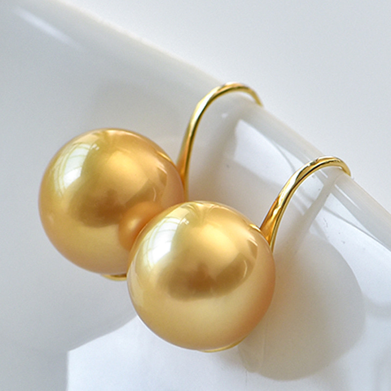 ルミナ 8-14mm 天然南洋ゴールドパールイヤリング。18Kゴールドのハイヒール型イヤーフックデザイン。リッチなゴールドトーン
