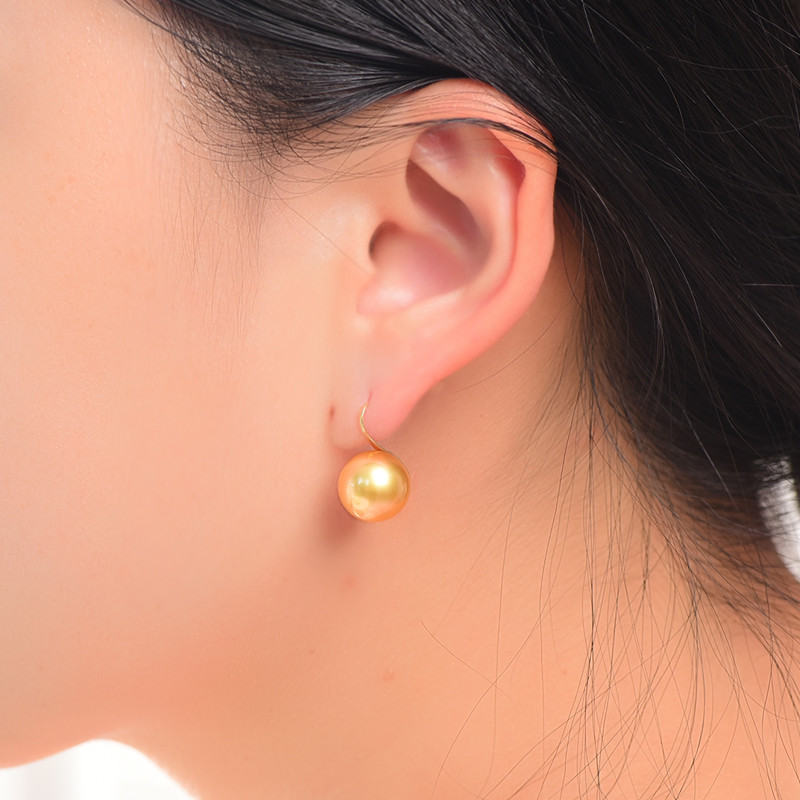 ルミナ 8-14mm 天然南洋ゴールドパールイヤリング。18Kゴールドのハイヒール型イヤーフックデザイン。リッチなゴールドトーン