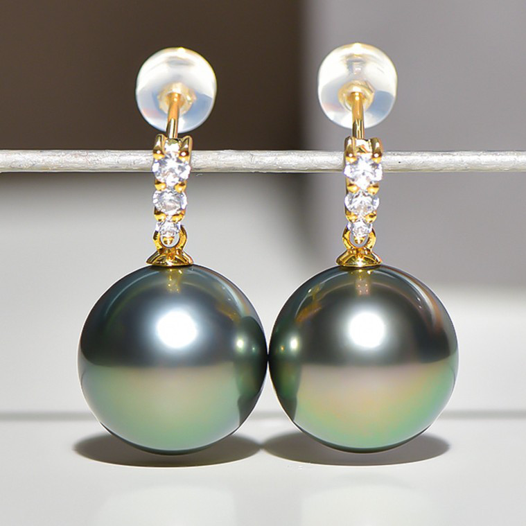 ルミナ 8～12mm天然タヒチ黒蝶真珠イヤリング。18Kゴールド製。ピーコックグリーンのハイライトが映えるミディアム丈。エレガン