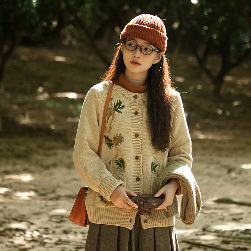 【オリジナル編み模様】厚手ニットカーディガン。レトロモードな雰囲気で日常に彩りを。2色S545