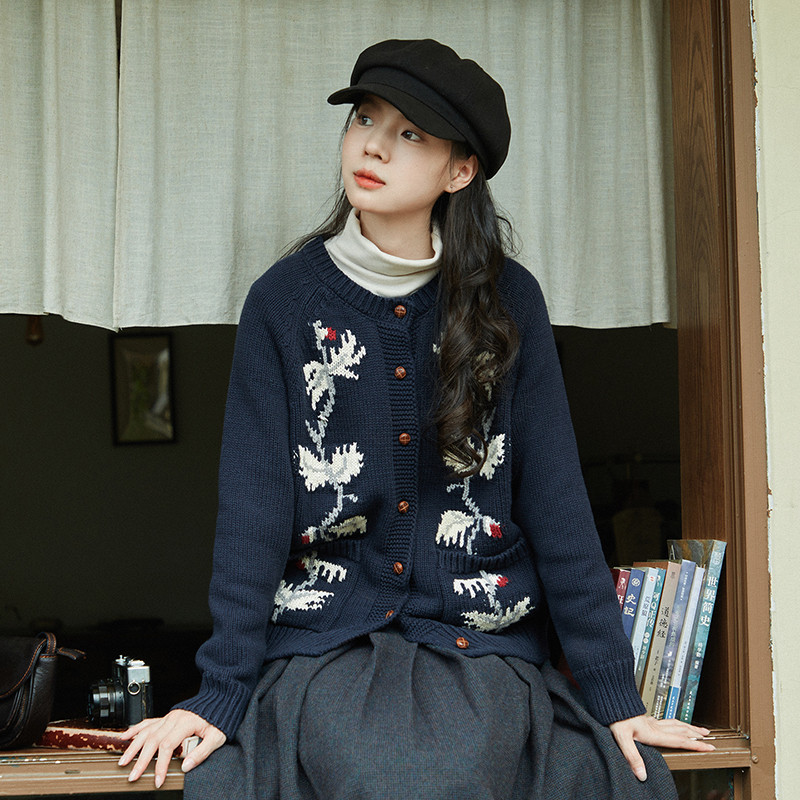 【オリジナル編み模様】厚手ニットカーディガン。レトロモードな雰囲気で日常に彩りを。2色S545