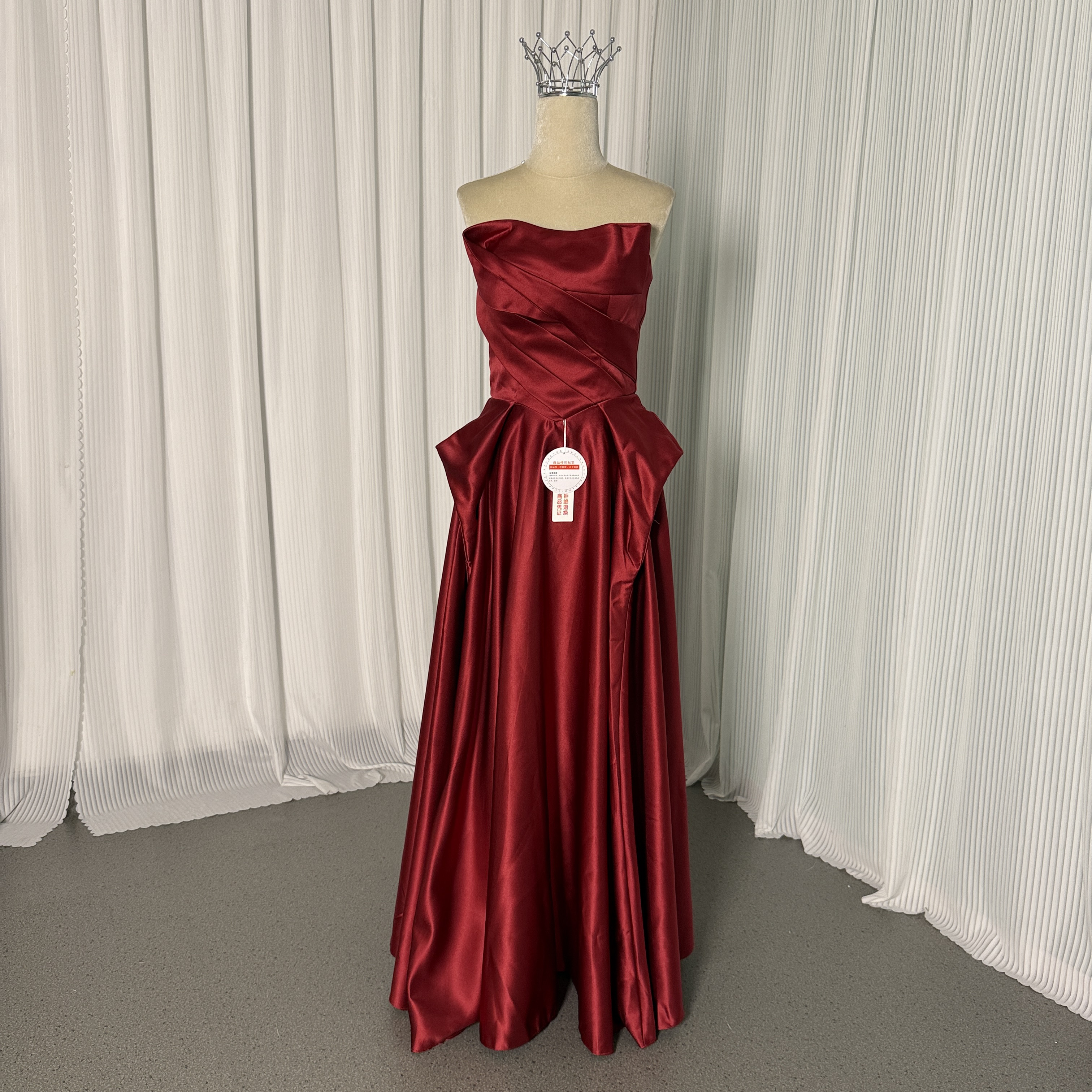 送料無料！上品！パーティードレス 赤 ベアトップ 光沢サテン 2次会 謝恩会 可愛い ロングドレス シアーな美しさ