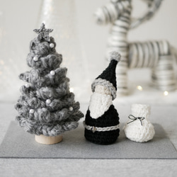 ハンドメイド　クリスマス　編みぐるみ　置物　インテリア　オブジェ 大人のインテリア✺手編みのふわふわツリー&ミニサンタ ブラック