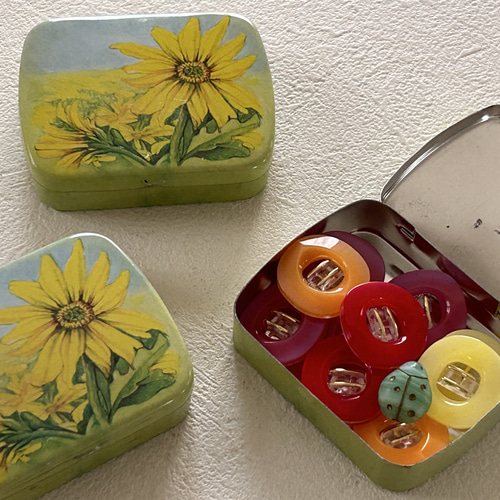 SALE スイス Vintage 黄色いお花の小さなティン缶 デッドストック 撮影