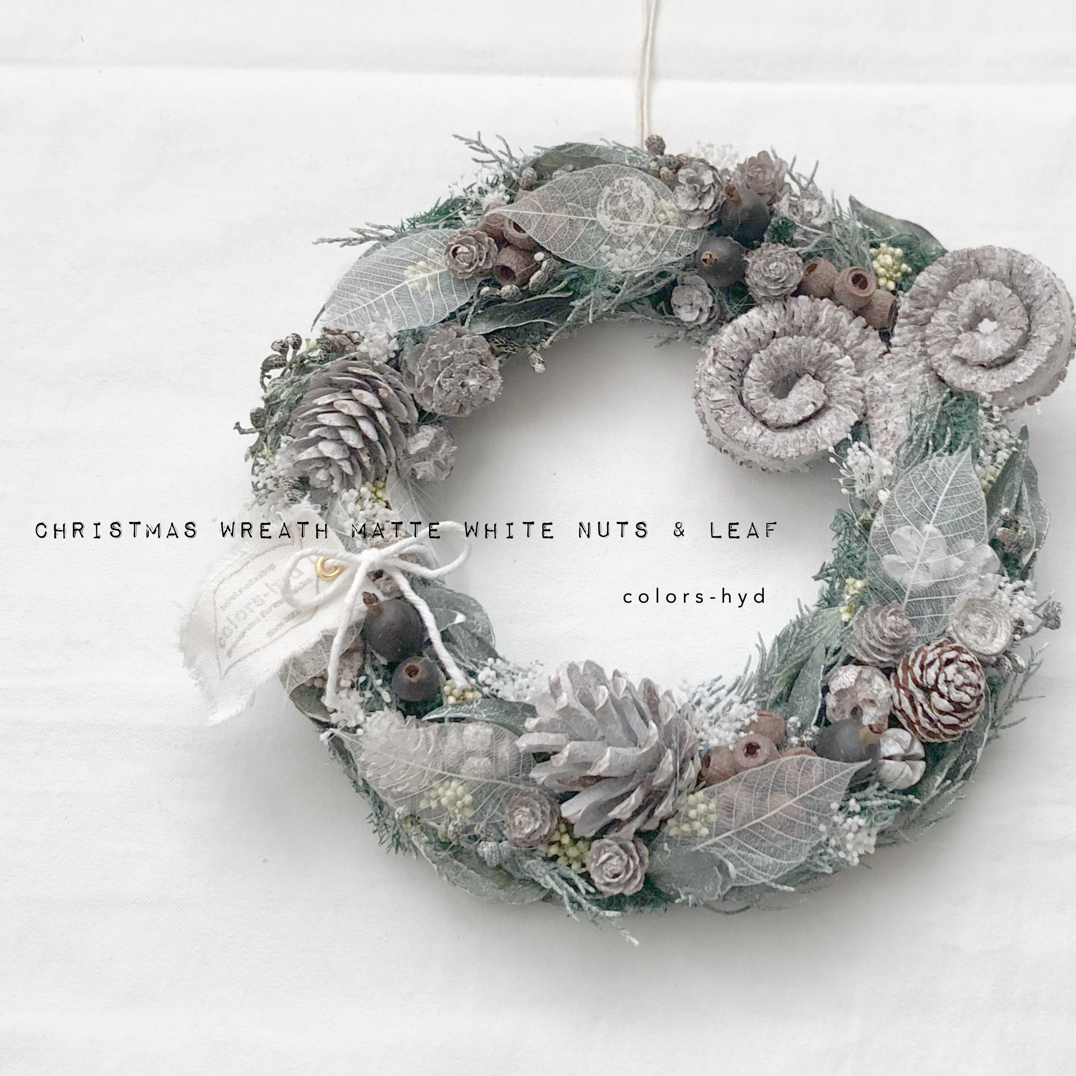 マットな白いリース=木の実とリーフ