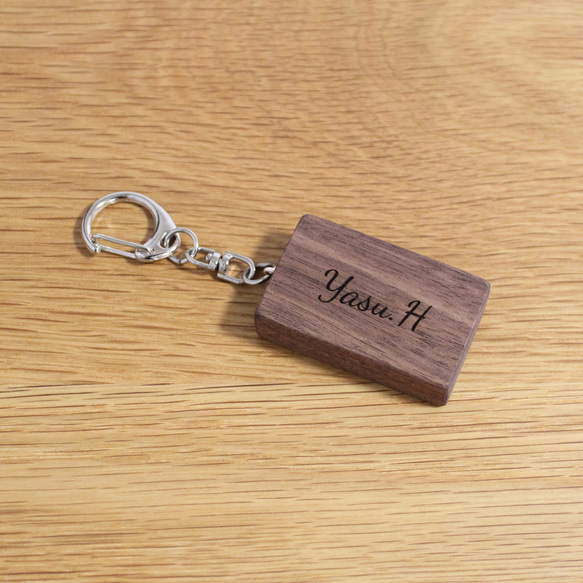 森のかけら 木製キーホルダー（ウォールナット） 黄金比デザイン 名入れ対応 キーホルダー 木製雑貨 ナチュラル雑貨 1枚目の画像