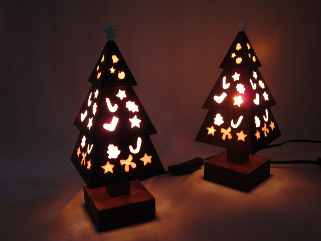 木とガラスで作ったシンプルなクリスマスツリー