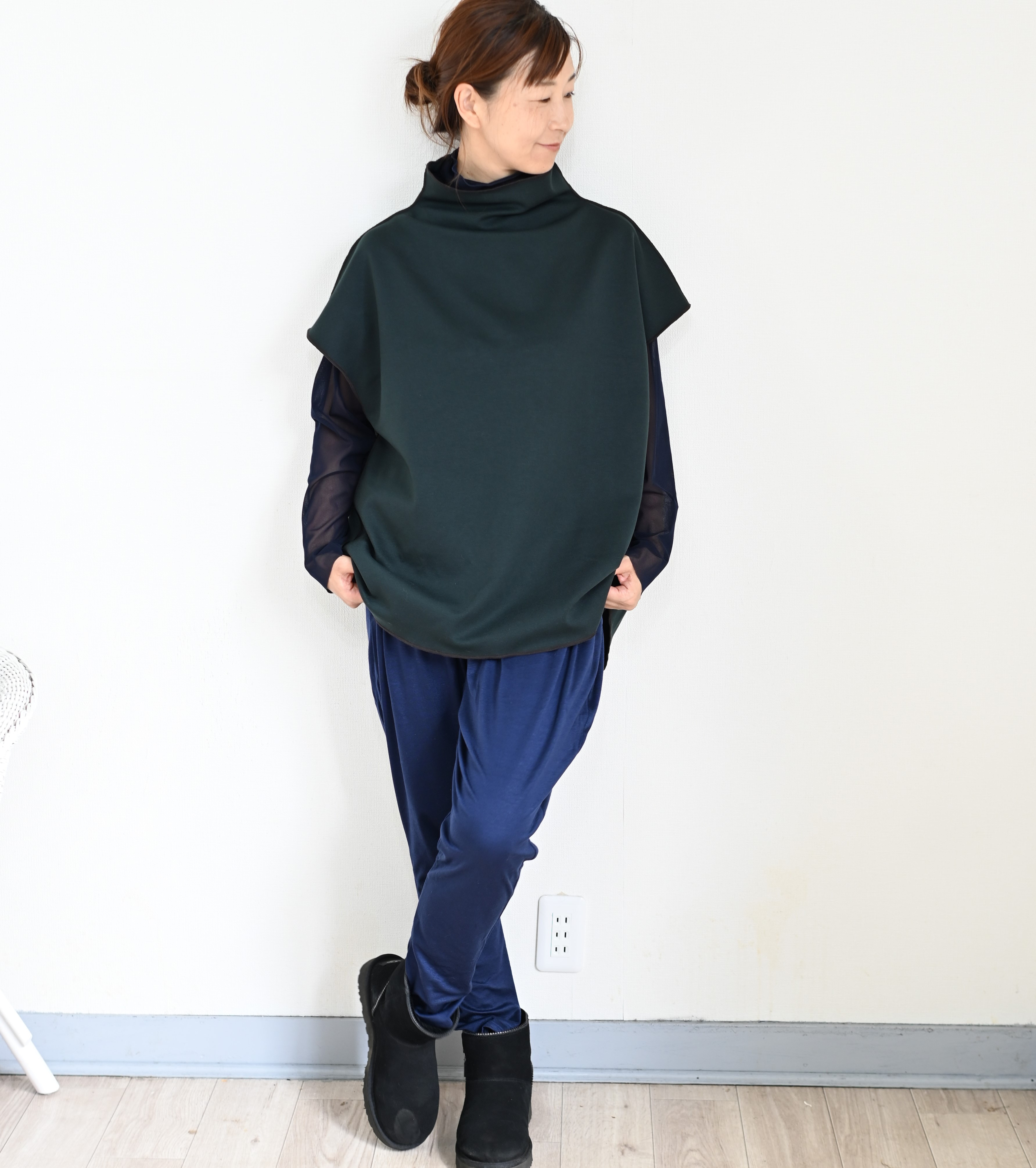 サクッとレイヤードでサマになるニットベスト：ディープグリーン