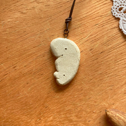 なぞ動物 オーブン陶土ペンダント(A) 2枚目の画像