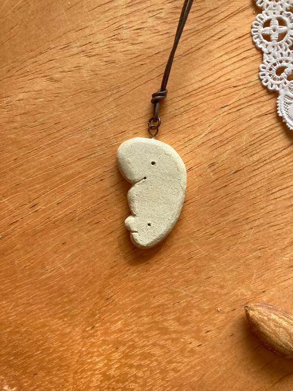 なぞ動物 オーブン陶土ペンダント(A) 2枚目の画像