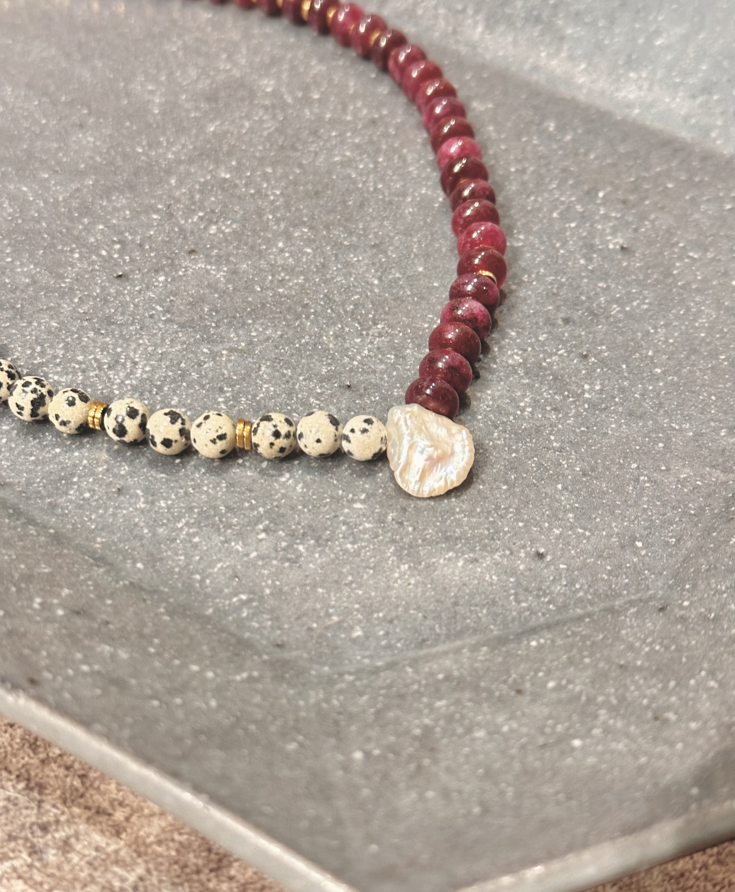 ダルメシアンジャスパー×ガーネット×淡水パールネックレス