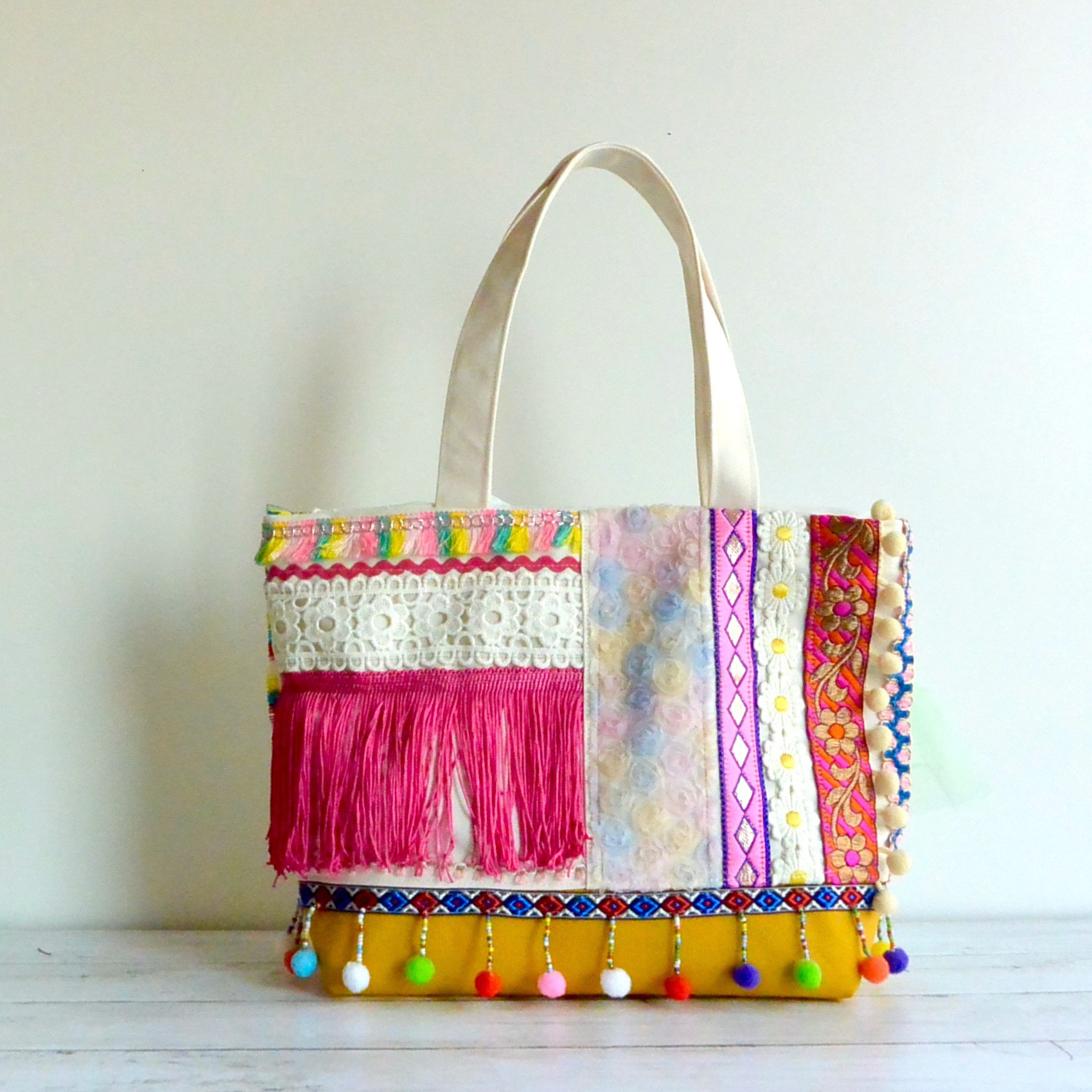 ポップなチロリアンテープとフリンジのトートバッグ