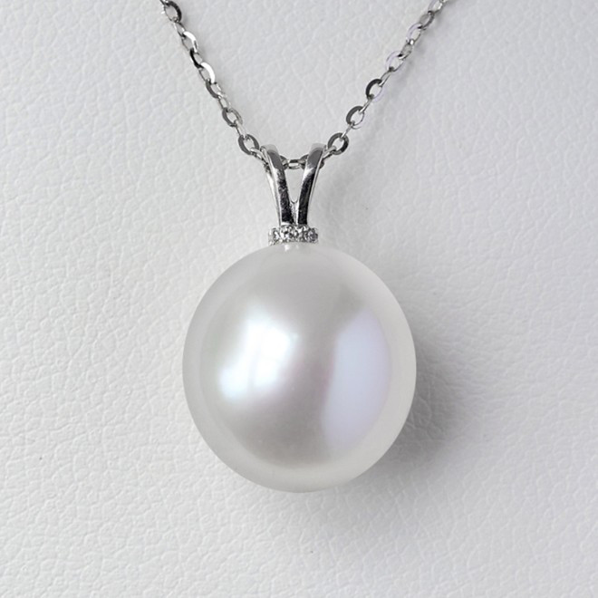 12～13mm天然南洋白蝶真珠ペンダント（ルミナ）を18Kゴールドネックレスにセットしました。クラシックなラウンド型の輝きを放つ