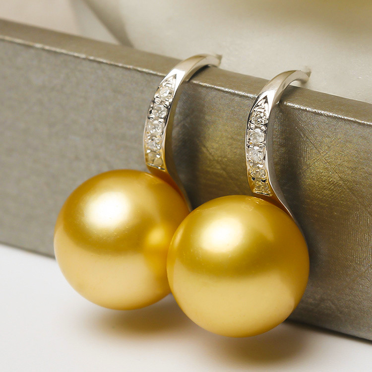 ルミナ9～13mm天然南洋ゴールドパールイヤリング。18Kホワイトゴールドフック付き。完璧な丸みを帯びたエレガントなデザインで、 27,625円
