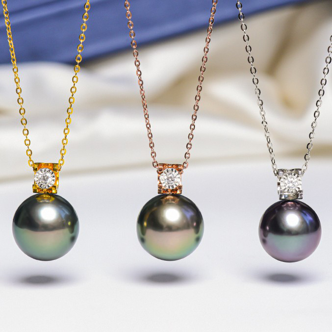 ルミナ10～13mm天然タヒチ黒蝶真珠ペンダントと18Kゴールドダイヤモンドネックレス。プリンセススタイル、パールの輝きが際立つ
