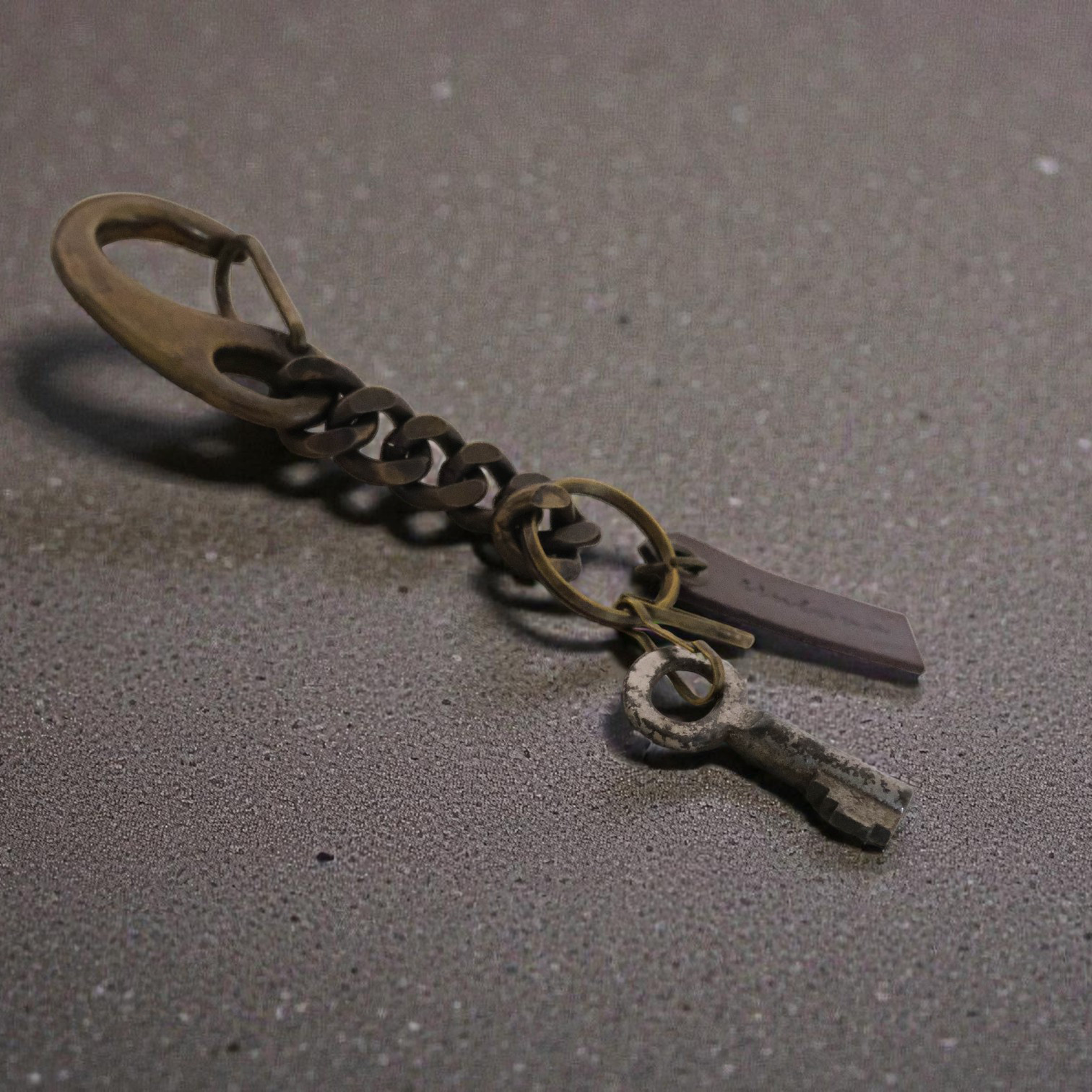 【勾玉カラビナキーホルダー】　アンティークキー　真鍮　シンプル　エイジング