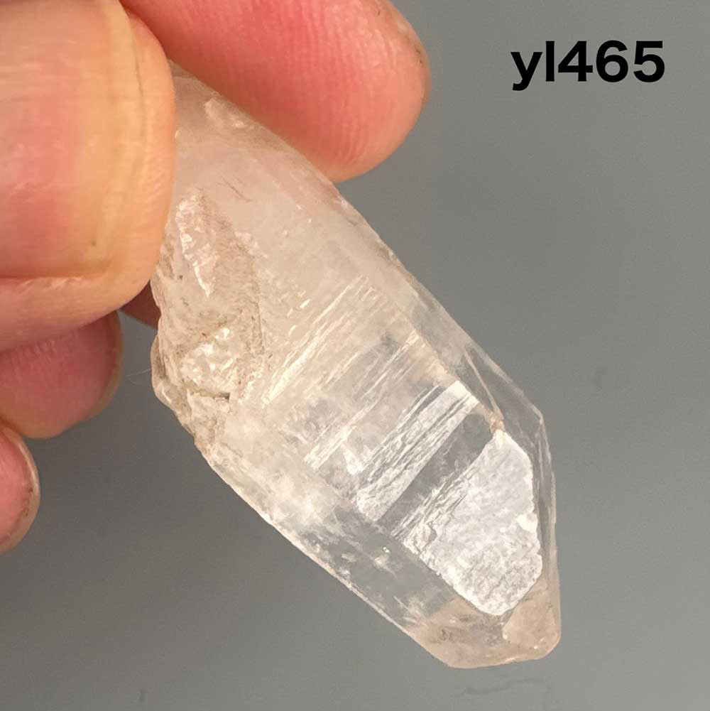 ガネーシュヒマール産 ヒマラヤ水晶 38.5ミリ 原石ポイント