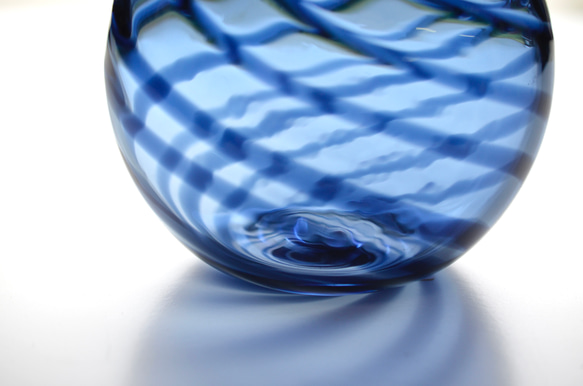 藍色ラインの楕円花入 3枚目の画像