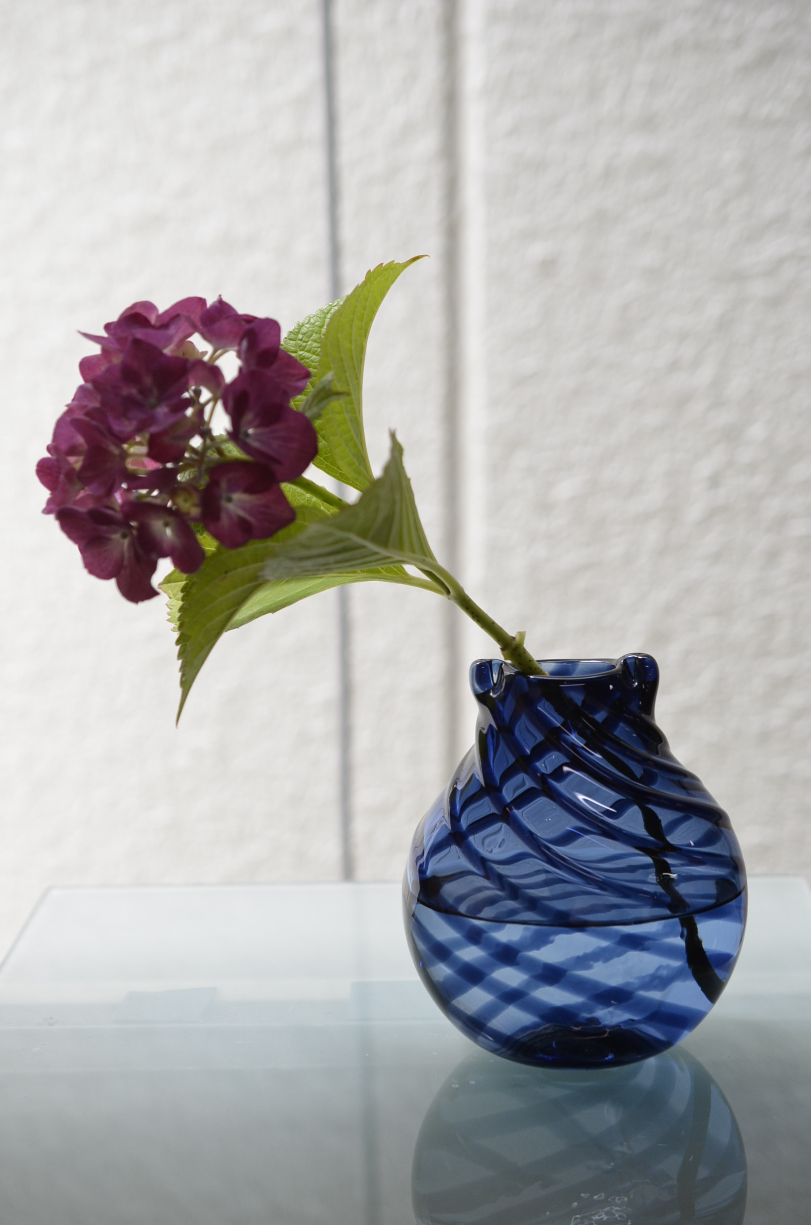 藍色ラインの楕円花入