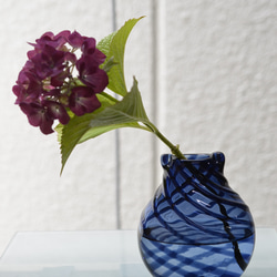 藍色ラインの楕円花入 1枚目の画像