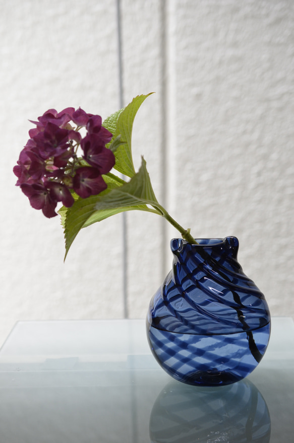 藍色ラインの楕円花入 1枚目の画像