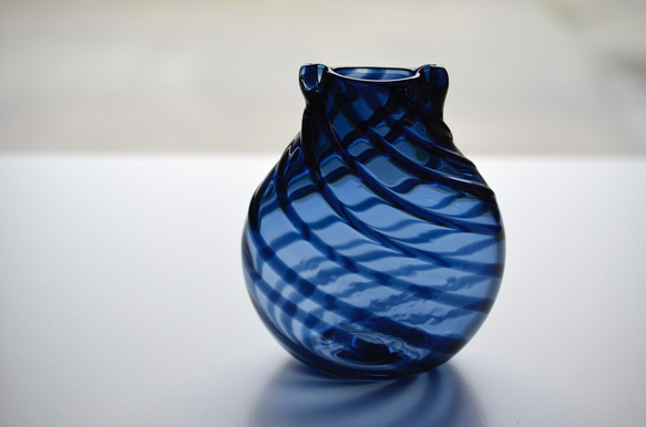 藍色ラインの楕円花入 2枚目の画像