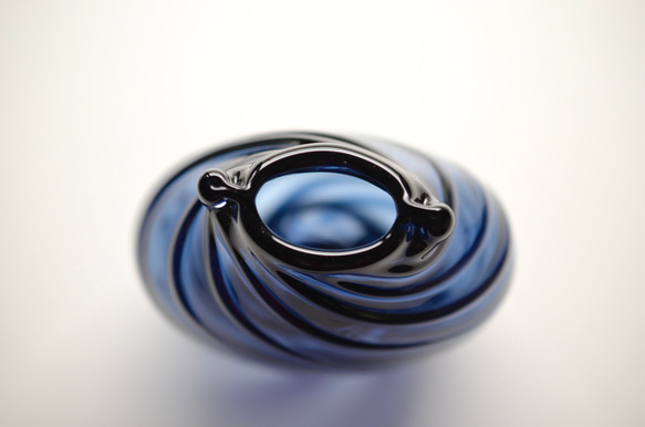 藍色ラインの楕円花入 5枚目の画像