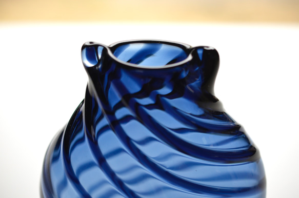 藍色ラインの楕円花入 4枚目の画像