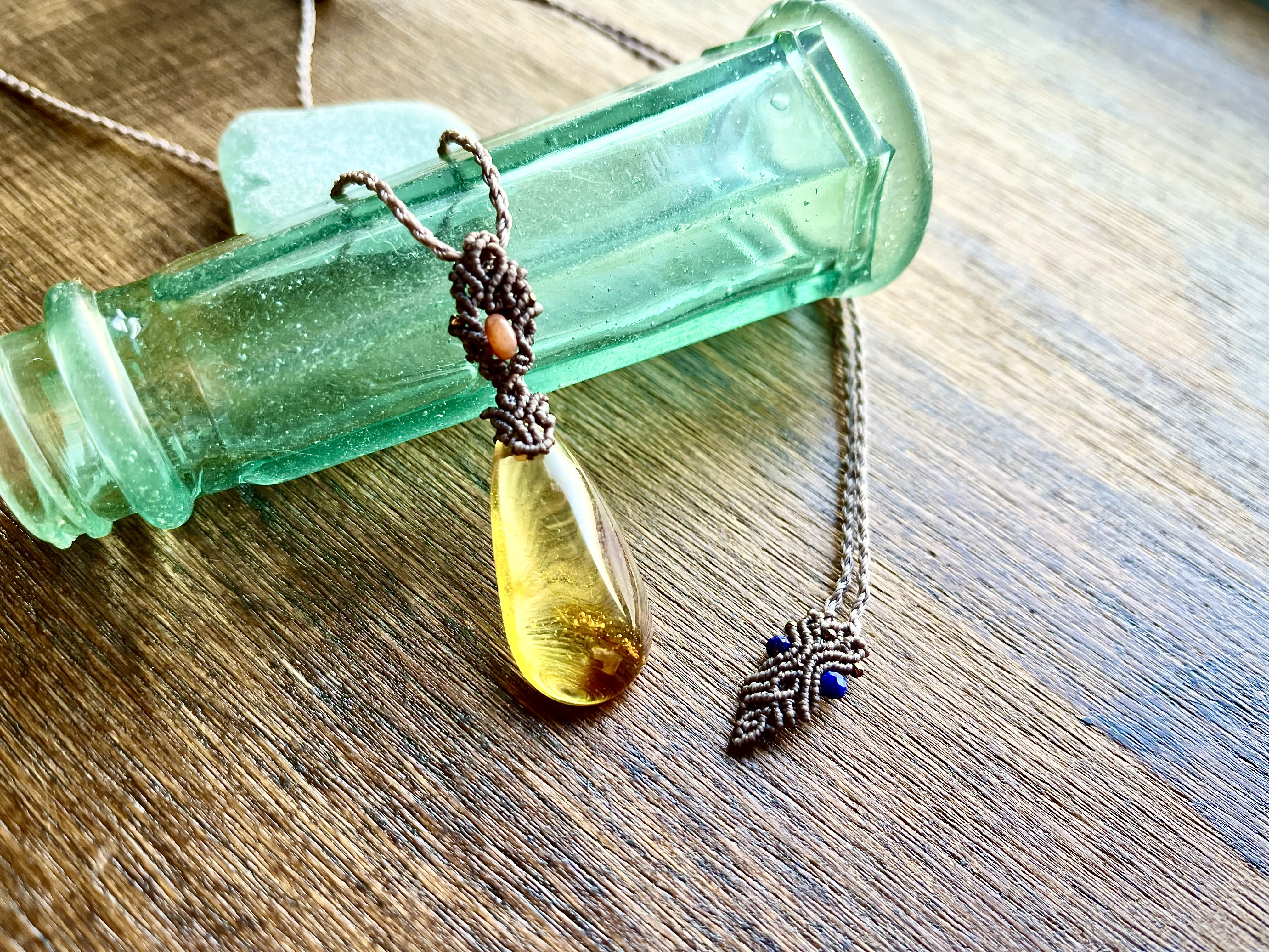 琥珀のマクラメペンダント