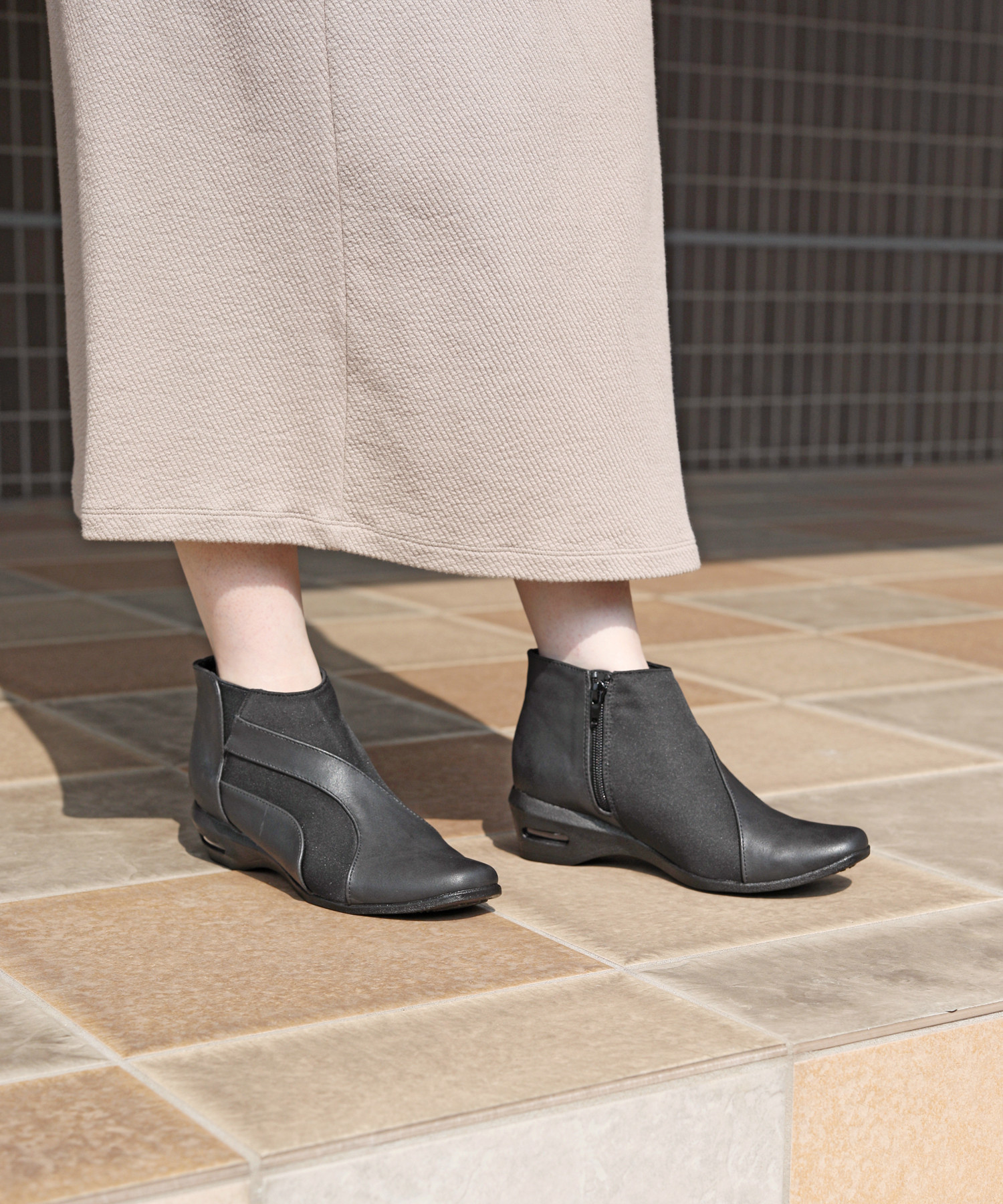 4E幅広でも上品に履けるショートブーツ！サイド切替デザインがオシャレポイント♪足あたりの良い足入れ【22.5〜25cm】