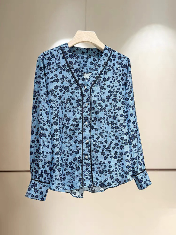 【ジョーゼットシルク100%】Vネック エレガントブルーのプリント柄　長袖ブラウス【秋春】ブルー 15枚目の画像