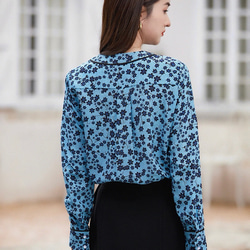 【ジョーゼットシルク100%】Vネック エレガントブルーのプリント柄　長袖ブラウス【秋春】ブルー 2枚目の画像