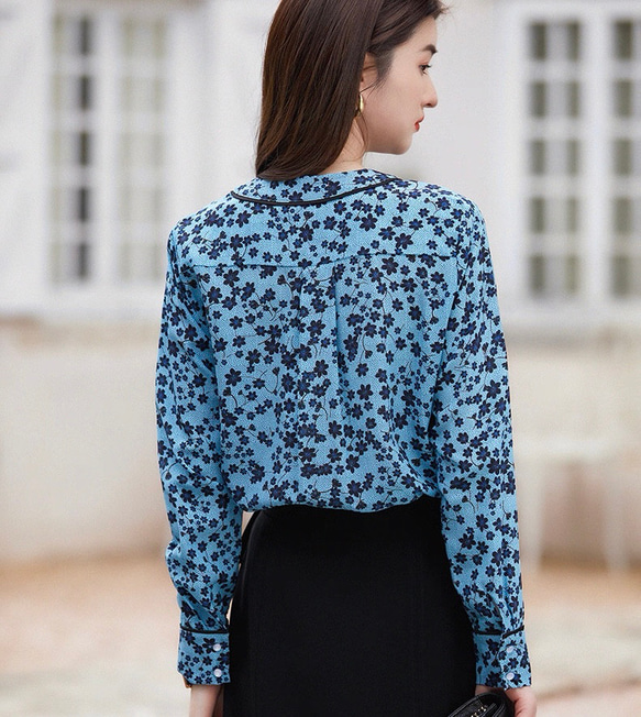 【ジョーゼットシルク100%】Vネック エレガントブルーのプリント柄　長袖ブラウス【秋春】ブルー 2枚目の画像